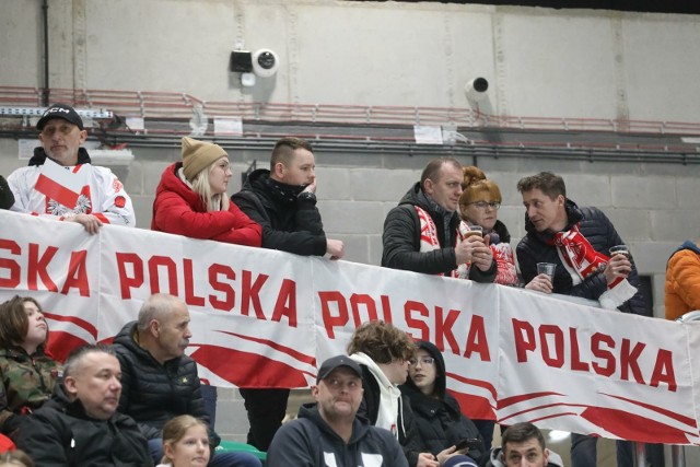 Polscy kibice głośno dopingowali Biało-Czerwonych w meczu z Ukrainą w Sosnowcu  Zobacz kolejne zdjęcia. Przesuwaj zdjęcia w prawo - naciśnij strzałkę lub przycisk NASTĘPNE 