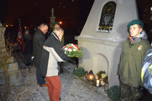 Wieniec przy piramidzie powstańczej na cmentarzu składają przedstawiciele samorządu Stalowej Woli