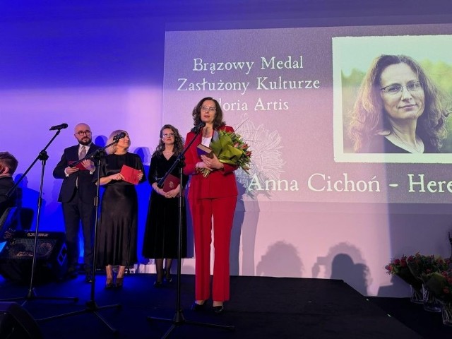Brązowy Medal Zasłużony Kulturze „Gloria Artis” przyznany przez Ministra Kultury i Dziedzictwa Narodowego odebrała Anna Cichoń-Hereta