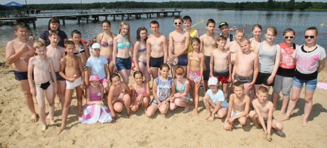 W Kaczynie przebywa grupa Białorusinów i Polaków z Grodna. Dzieci i młodzież w wolnym czasie kąpią się w zbiorniku wodnym w Borkowie.