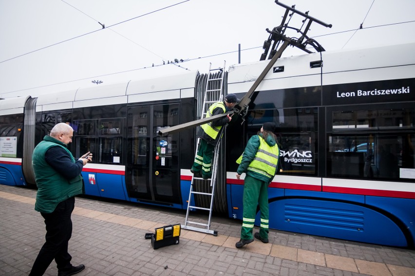 W jednym z tramwajów urwał się pantograf - są utrudnienia w...