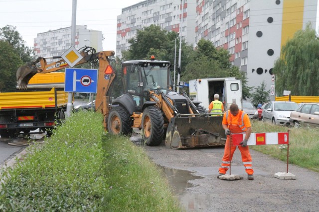 09.08.2016 wroclawgazeta wroclawskawroclaw, popowice, popowicka/rysia oraz bialowieska 68, dwie awarie wodociagowejaroslaw jakubczak / polska pressmpwik awaria rura wodociag wykop beczkowoz woda  popowice 