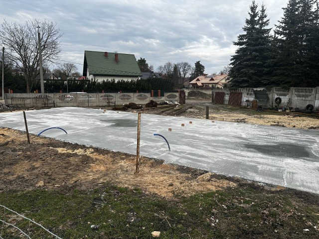 Pustki na placu budowy przy Berezów w Suchedniowie. Dwie rodziny czekają na "Ich nowy dom", ale biurokracja wygrywa. Więcej zdjęć w galerii