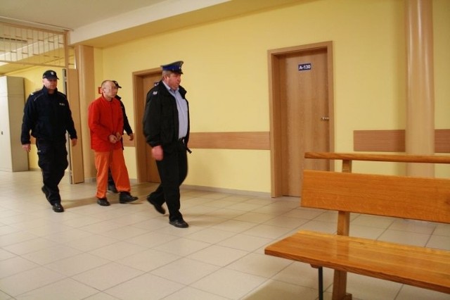 Andrzej G. wychodzi z sądu z wyrokiem 10 lat więzienia