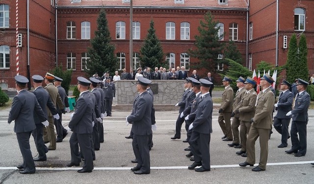 Defilada pododdziałów 56. BL z okazji Święta Lotnictwa