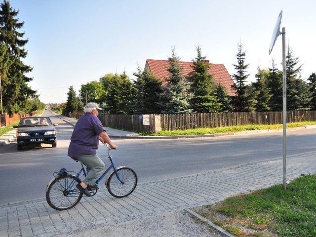 Lustro drogowe przy ulicy Słomki na tarnobrzeskim osiedlu Dzików pojawiło się po to, aby zwiększyć bezpieczeństwo kierowców wyjeżdżających samochodami z ulicy Polnej, jak i tych poruszających się po ulicy Słomki.