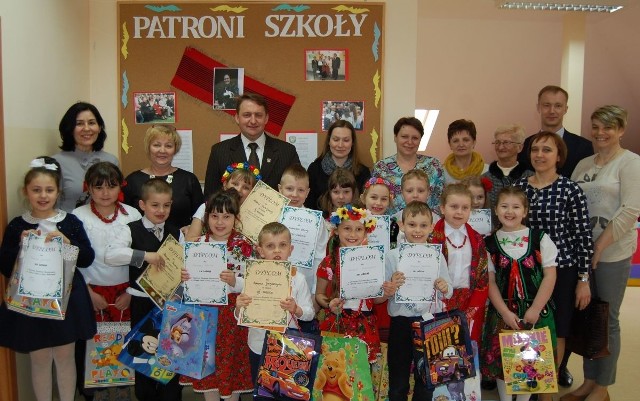 Uczestnicy konkursu z nauczycielkami, burmistrzem Dariuszem Skibą i Marcinem Sikorskim, dyrektorem Centrum Kultury.