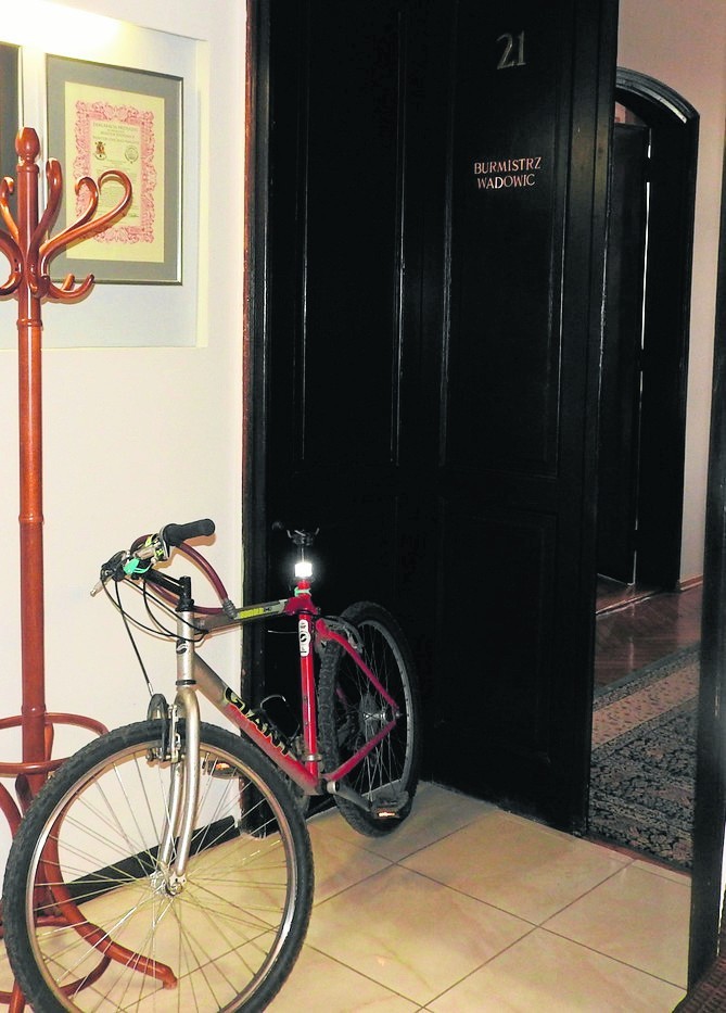 Burmistrz „parkuje” rower pod swoim gabinetem, żeby nikt go...