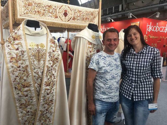 Na zdjęciu Tomasz Wolski i Anna Piątek z firmy Haftina, która podczas tegorocznych targów organizuje pokazy mody liturgicznej.