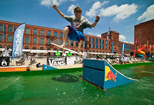 Na plaży w Manufakturze działa tor do skimboardingu