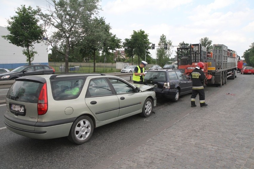 Wypadek pod Wrocławiem. Zderzyły się trzy samochody, 3 osoby są ranne (ZDJĘCIA)