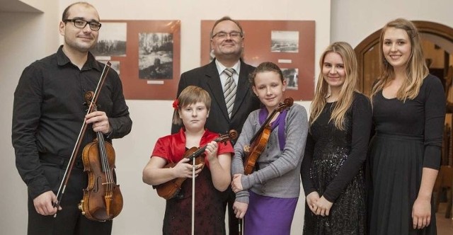 Na zdjęciu od lewej: Maciej Jaroń, Wiktoria Szymczyk, Joanna Jasiak - skrzypce oraz Anna Dudkiewicz i Klara Kraj - fortepian. Z tyłu - prowadzący koncert Artur Jaroń.