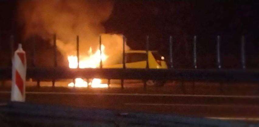 Pożar samochodu w Broniszewie na trasie S7. Jeden pas ruchu...