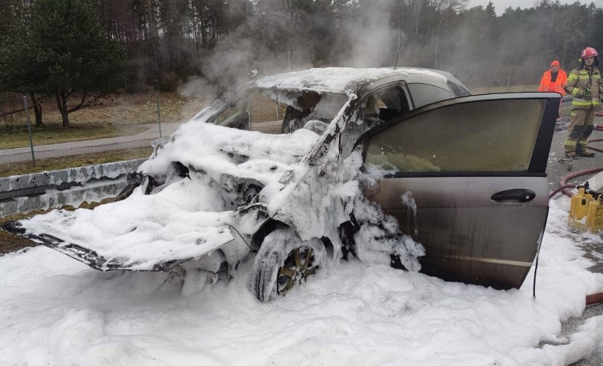 Pożar samochodu na S8. Mercedes spłonął na drodze S8. Zapaliła się turbina silnika ZDJĘCIA