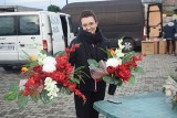 Wszystkich Świętych 2023. Znicze, kwiaty, wiązanki na groby na targowisku w Przysusze. Jakie ceny przed 1 listopada? Zobaczcie zdjęcia