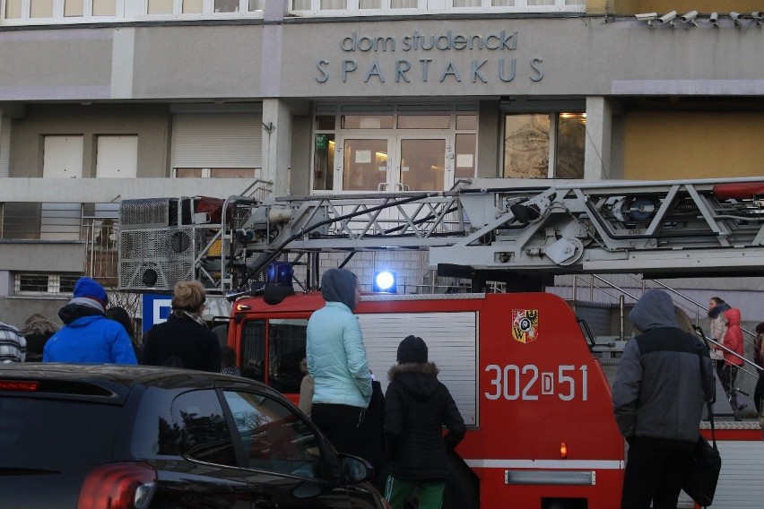 Ewakuacja domu studenckiego Spatrakus na terenie Stadionu...