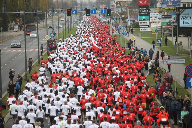 Biegacze 7. PKO Biegu Niepodległości utworzyli na ul. Rejtana, żywą, biało-czerwona flagę