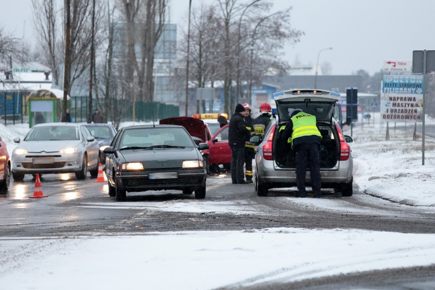 Kraksa na al. Zjednoczenia w Zielonej Górze. Fiat uderzył w renault (zdjęcia)