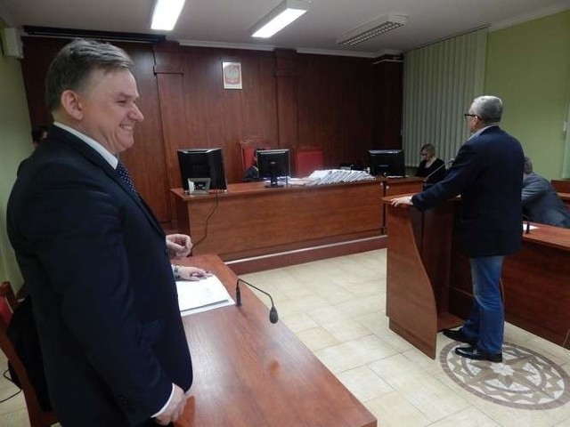 Marek Surmacz (z lewej) podczas rozprawy 7 maja, gdy świadkiem był Jerzy Sobolewski z PO