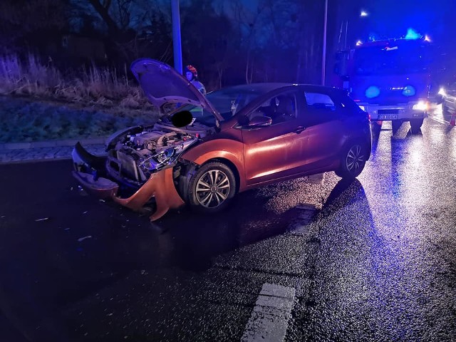 W poniedziałek nad ranem w Bydgoszczy doszło do niebezpiecznego wypadku. Na skrzyżowaniu ulic Nowotoruńskiej i Kieleckiej samochód osobowy zderzył się z ciężarówką.