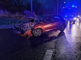 Wypadek na ul. Nowotoruńskiej w Bydgoszczy. Auto osobowe zderzyło się z ciężarówką [zdjęcia]