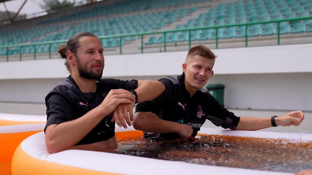 W związku z trwającą inwazją Rosji na Ukrainę FIFA razem z UEFĄ wykluczyły rosyjską reprezentację i kluby ze wszystkich rozgrywek międzynarodowych. Szereg sankcji tamtejsi ludzie piłki odczują (już odczuwają!) też w życiu codziennym. Nic więc dziwnego, że wielu z nich, zwłaszcza niebędących Rosjanami, rozważa odejście. Czy światowa federacja ułatwi im proces rozwiązania kontraktów? W tej sprawie trwają rozmowy. W rosyjskiej Premier Lidze występuje czterech Polaków. Niewykluczone, że do lata ich liczebność spadnie do zera. Póki co żaden nie podjął decyzji o zmianie barw klubowych, ale to wydaje się kwestią czasu - choćby z powodów finansowych (spadek wartości rubla), logistycznych (zamknięta przestrzeń lotnicza dla samolotów z Rosji) czy wreszcie etycznych.