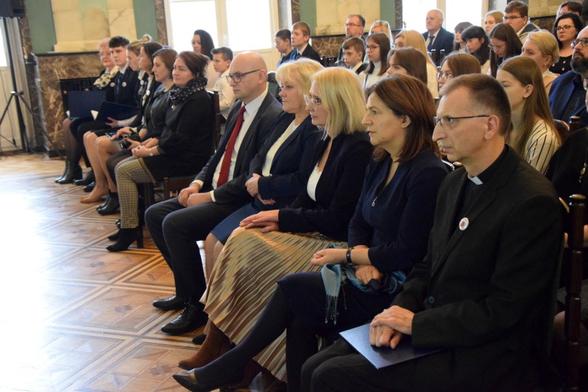 X Dyktando Niepodległościowe w Kielcach. Oto laureaci ze Świętokrzyskiego. Zobacz zdjęcia i film