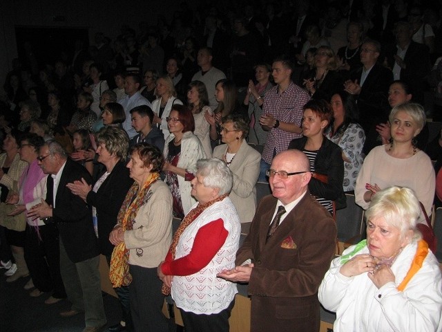 Na koniec podziękowano jej na stojąco