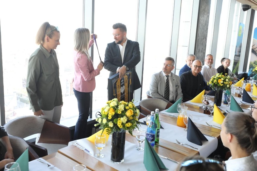 Prezydent Marcin Krupa dostał od piłkarek pamiątkową...