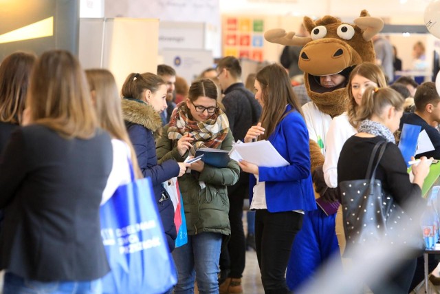 Początek wakacji w szkołach oznacza pracowity czas dla studentów. - Właśnie teraz studenci najchętniej szukają dodatkowych zajęć - przyznaje Ewa Banaszak, kierownik Biura Karier UMK. Jak uczącym się na toruńskiej uczelni idzie szukanie pracy w Toruniu? - Schody się robią, gdy chcesz rozwijać swoje doświadczenie powiązane z studiami - nie ukrywa Mateusz, student piątego roku.