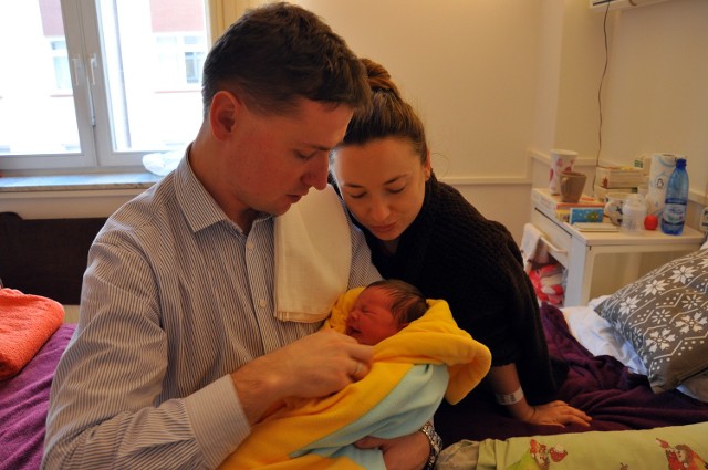 Antonina Zofia Adamska, córka Justyny i Marcina z Makowicy, urodziła się 1 stycznia. Ważyła 3400 g i mierzyła 56 cm. Na zdjęciu z rodzicami