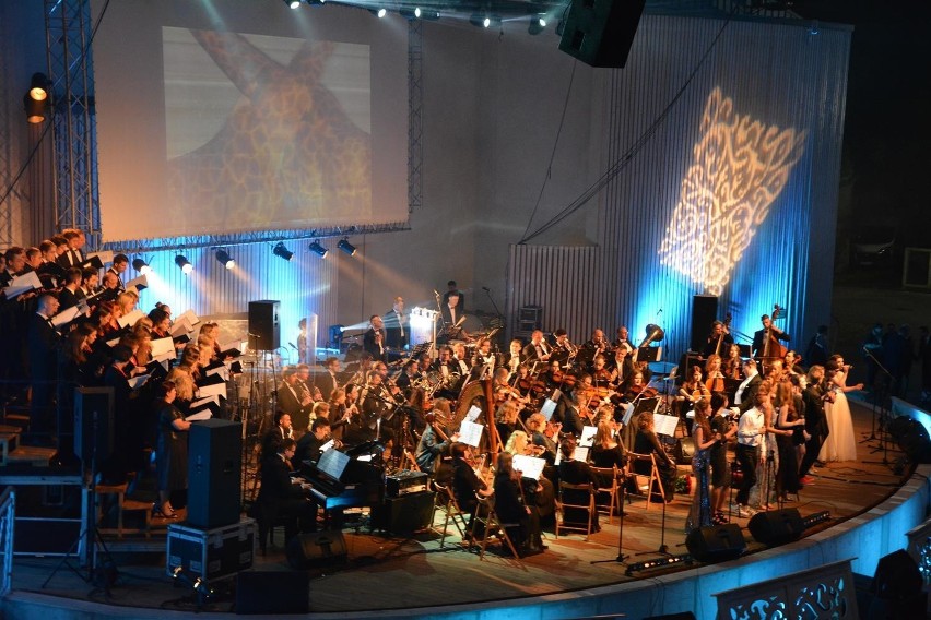 Koncert Muzyki Filmowej w Żywcu. Pianista oświadczył się koncertmistrz orkiestry [ZDJĘCIA]