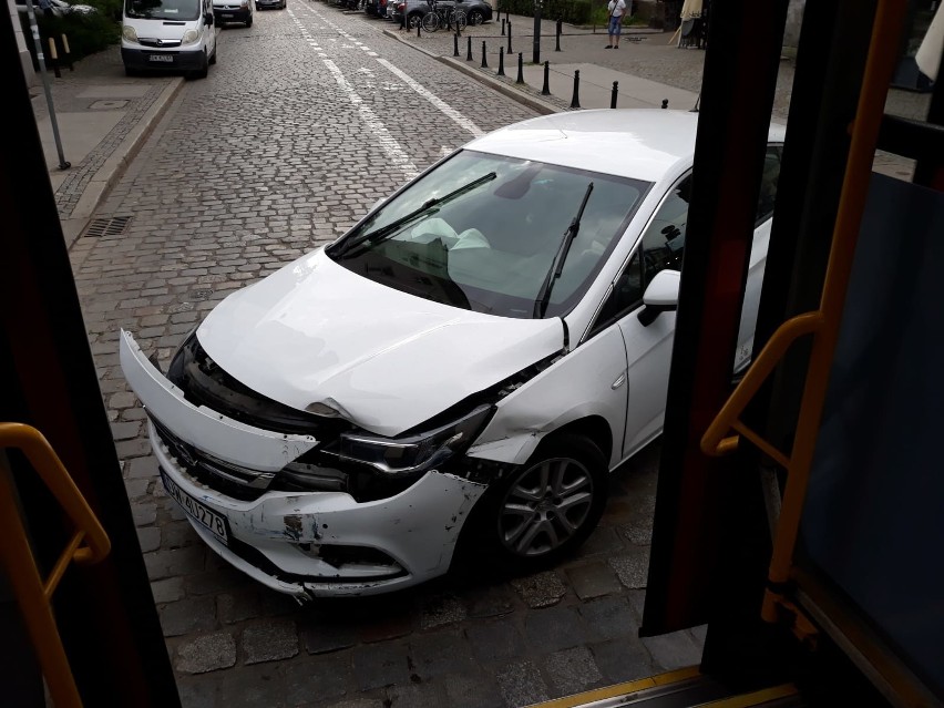 Wypadek na Szewskiej. Zderzenie tramwaju z autem osobowym