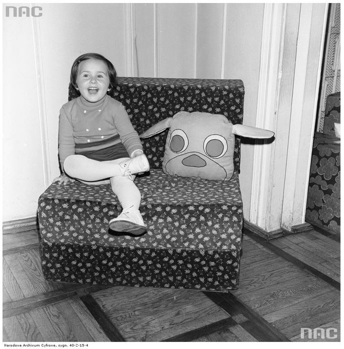 Dziewczynka na fotelu z poliuretanu. Obok poduszka w...