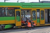 Wykolejenie dwóch tramwajów w Poznaniu. Ruch w obie strony został wstrzymany. Na miejscu działają służby