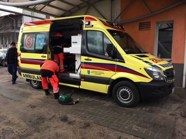 Nowy ambulans - mercedes z automatyczną skrzynią biegów, z nowoczesnym wyposażeniem medycznym...