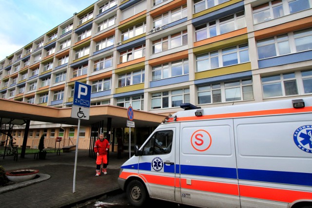 W nocy z poniedziałku na wtorek z okna na piątym piętrze szpitala na Bielanach wyskoczył pacjent.