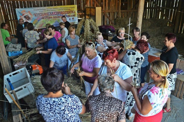 Praktyczne warsztaty wicia wieńców dożynkowych odbyły się w stodole w Chomentowie Puszcz.