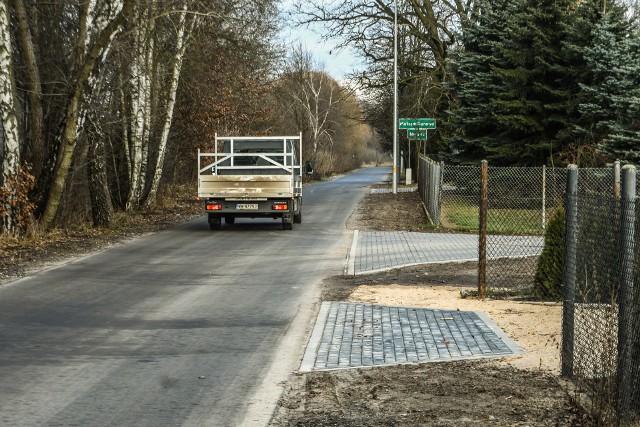 Ulica Warsztatowa ciągnie się od Niemcza do Maksymilianowa. Czytelnik obawia się, że nowa nawierzchnia ucierpi, gdy przekładany będzie wodociąg.