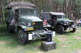 Militarne pojazdy z różnych epok na Pikniku Patriotycznym Militarna Majówka w Tomczycach nad Pilicą. Zobacz zdjęcia 