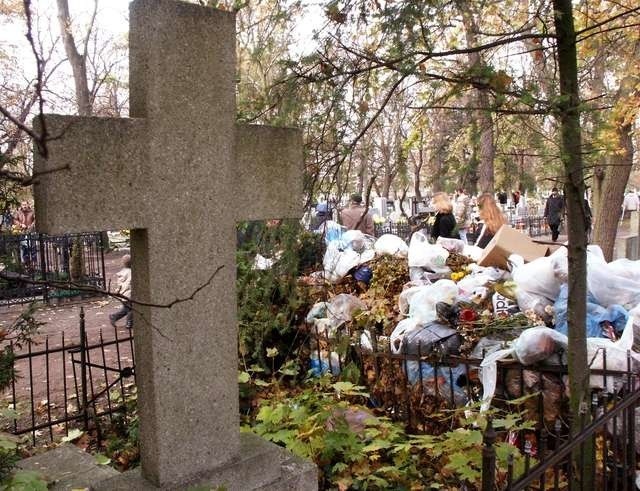 Problem śmieci dotyczy wszystkich bydgoskich cmentarzy