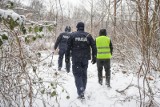 Pod Inowrocławiem policjanci odnaleźli zaginionego 30-latka w lesie  