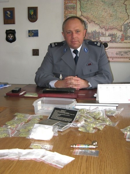Znaleźliśmy w sumie 366 porcji marihuany oraz ponad 250 porcji amfetaminy &#8211; mówi komendant Jacek Jóźwicki  