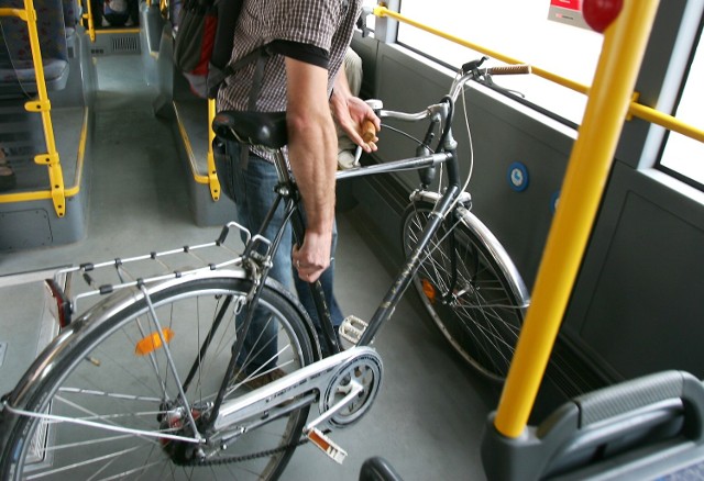 W pojazdach poznańskiej komunikacji miejskiej można przewozić tylko jeden wózek z dzieckiem, inwalidzki lub rower, a pierwszeństwo według przepisów mają osoby z wózkami lub na wózkach