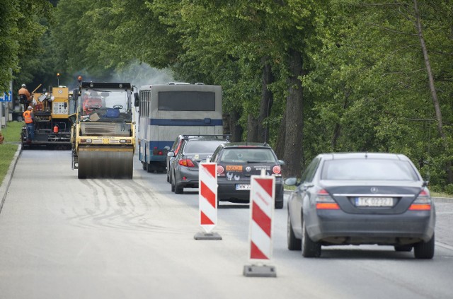 Drogowcy w Koszalinie remontują w kilku miejscachPogoda sprzyja drogowcom, a ci - jak widać w kilku rejonach miasta - nie próżnują.