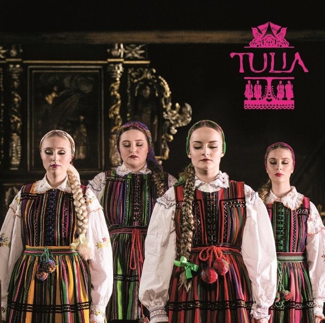 Tulia „Tulia”, Universal, 2018 Wszystko zaczęło się od nagrania folkowej wersji utworu „Enjoy The Silence” Depeche Mode, później pojawił się „Nieznajomy” Dawida Podsiadło. Oba utwory osiągnęły milionowe wyniki wyświetleń w internecie, a także dziesiątki tysięcy udostępnień i komentarzy. Nic dziwnego, że w końcu stojąca za nimi grupa Tulia prezentuje się na debiutanckim albumie. Dziesięć pochodzących zeń nagrań urzeka przede wszystkim wokalnymi harmoniami. Warto też pochwalić brzmienie – przestrzenne, dodające piosenkom rozmachu. Niestety – wykonywanie „Nie pytaj o Polskę” czy „Eli Lama Sabachtani” to pomysł na jedno wydawnictwo. O przyszłości Tulii zadecyduje dopiero następna płyta.