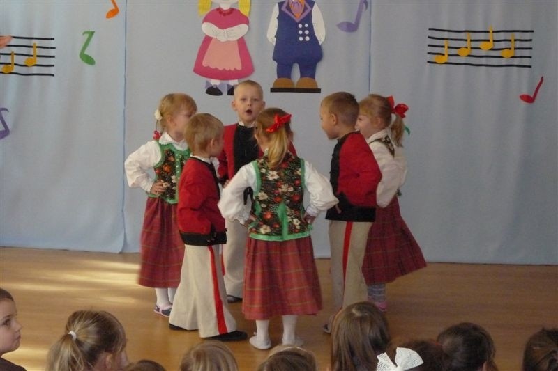 Śpiew i taniec w przedszkolu nr 17 (zdjęcia)