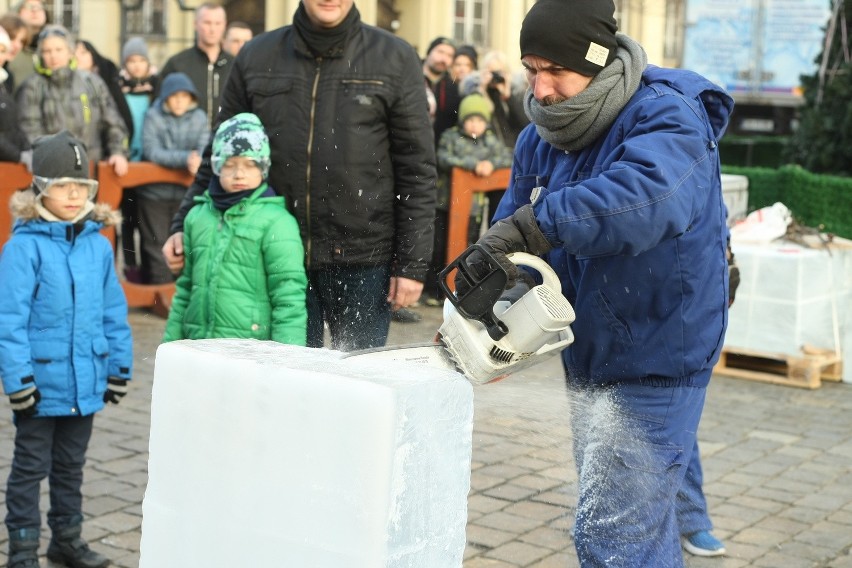 Wrocław: Na Rynku powstają lodowe rzeźby (ZOBACZ ZDJĘCIA, FILM)