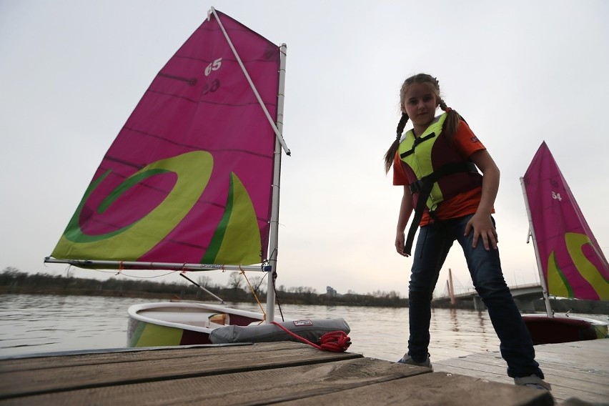 Podczas Energa Sailing dzieci uczą się, jak sterować łódką i...