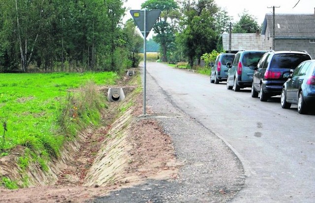Droga gminna w Domaniowie jest już przebudowana. Zyskała nową asfaltową nawierzchnię, ma też pobocza po obu stronach. 